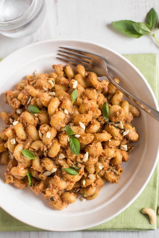 Creamy cashew and roasted red pepper pasta - this creamy pasta sauce is so easy to make, and it has a secret ingredient to make it extra creamy! #vegan #vegetarian #veganpasta